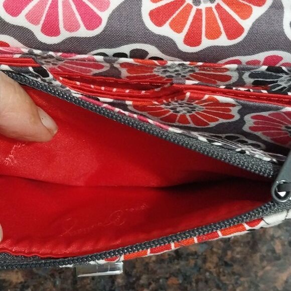 VERA BRADLEY Floral WRISTLET  and Free Quilted Women's Cosmetic Case.  EUC - Picture 10 of 11